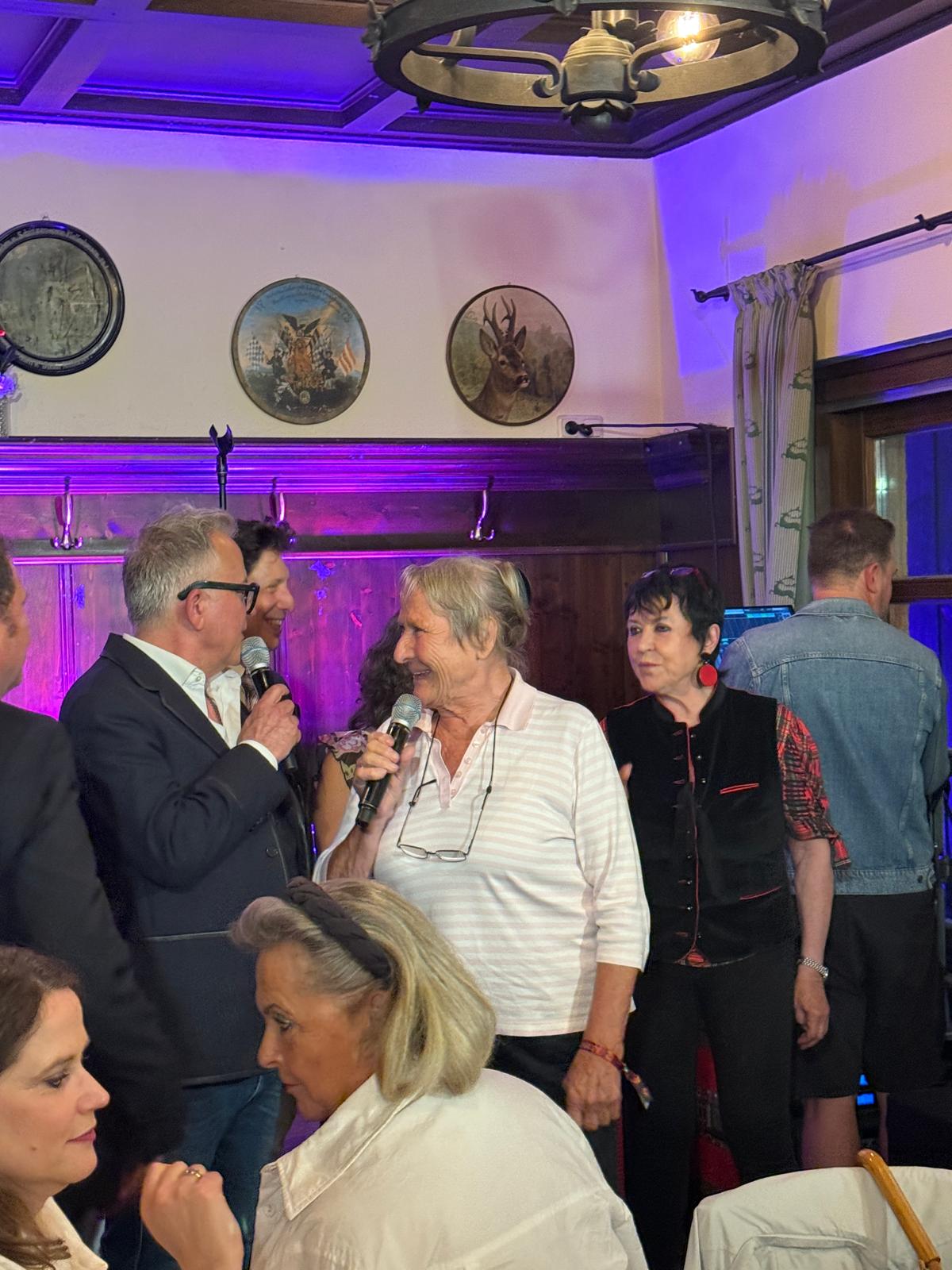 Christa Abel mit Uschi Ackermann bei der Gedenkfeier für Gerd Käfer am 6. Juni 2025